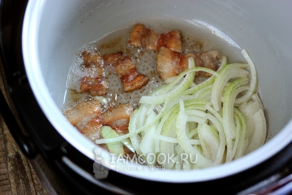 Пожарить сало и лук