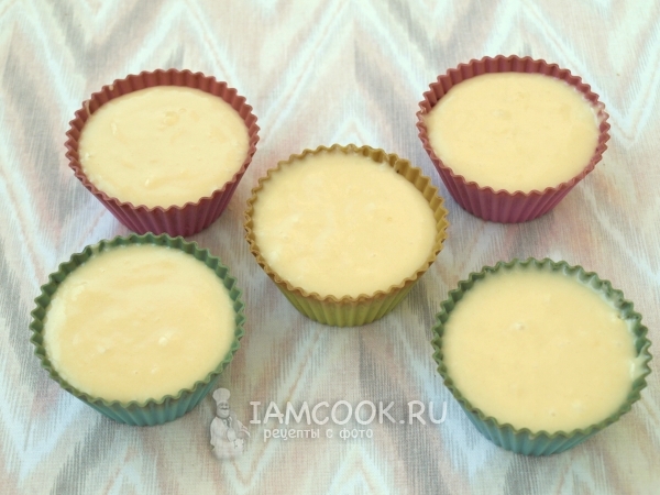 Перелить тесто в формочки