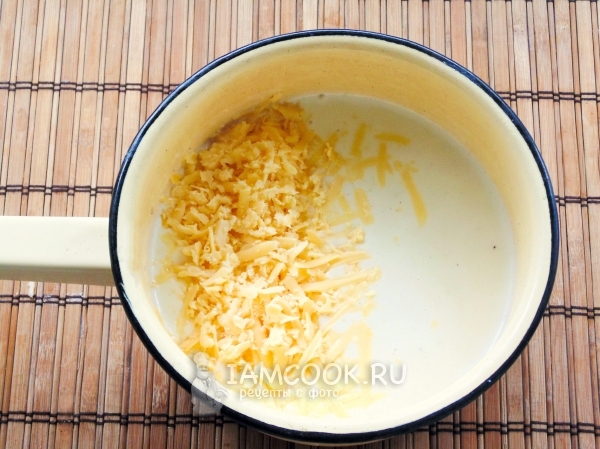 Положить сыр в соус
