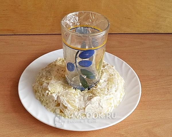 Смазать слой картофеля майонезом