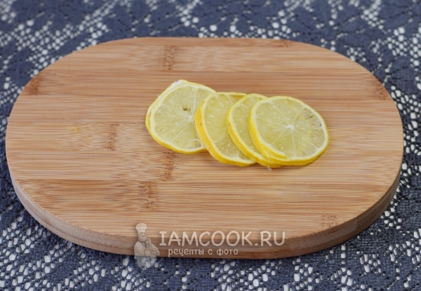 Нарезать лимон