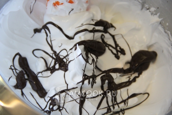 Влить шоколад в белок