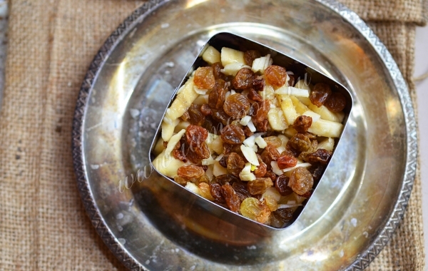 Бананы с изюмом и чесноком