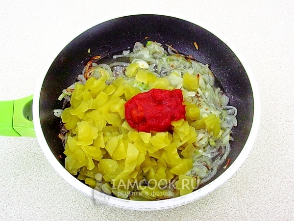 Выложить огурцы и томатную пасту