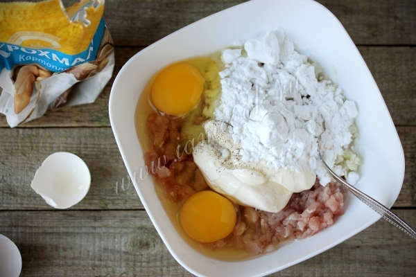 Добавить картофельный крахмал