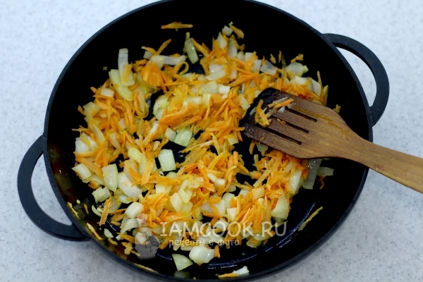 Пожарить лук и морковь