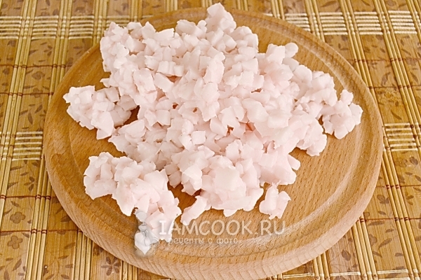 Нарезать мелко сало