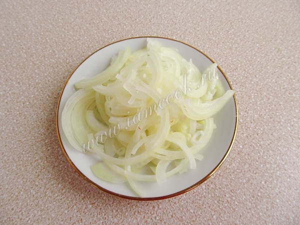Лук нарезаем кольцами