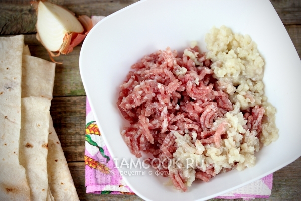 Перекрутить на мясорубке мясо и лук