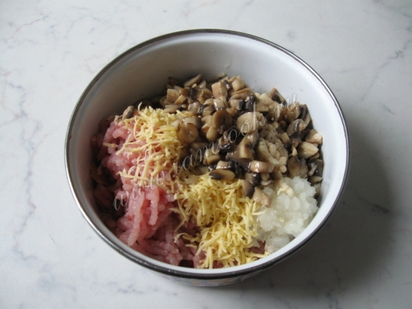 Добавить к фаршу грибы