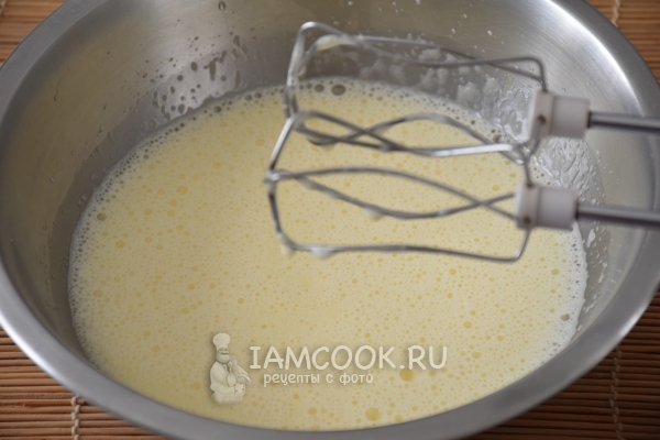 Взбить яйца с сахаром