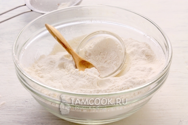 Смешать муку с солью и разрыхлителем