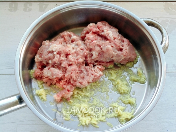 Положить фарш