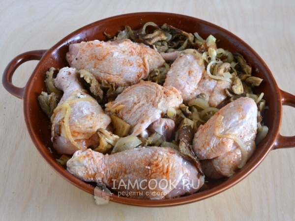 Положить курицу к грибам