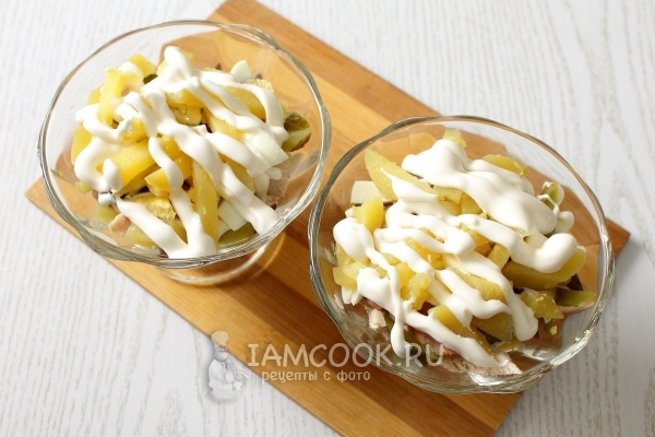 Положить слой картофеля с яйцами и майонезом