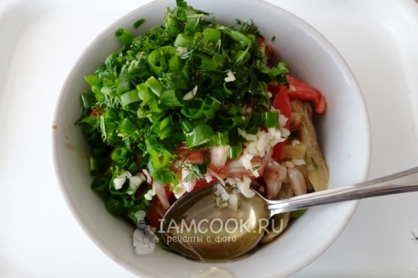 Смешать овощи с зеленью