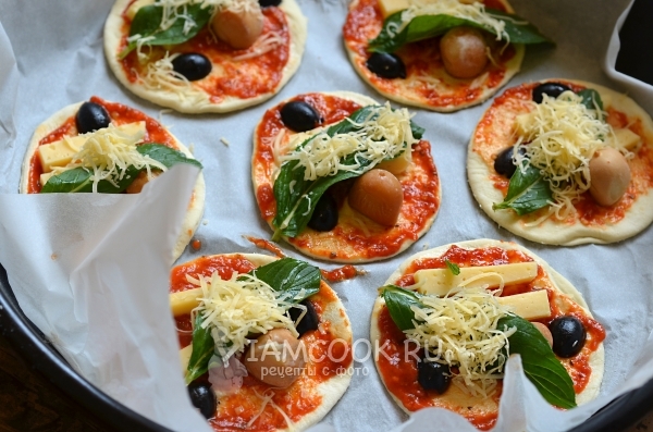 Положить мяту и тертый сыр