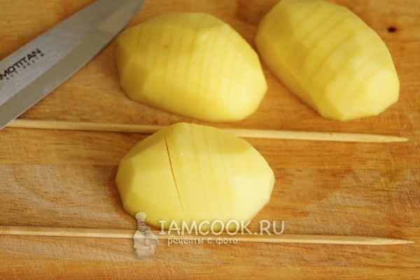 Сделать на картофеле надрезы