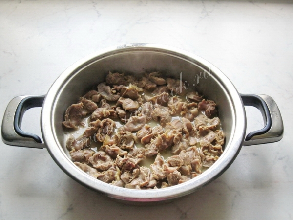 Тушение куриных желудков