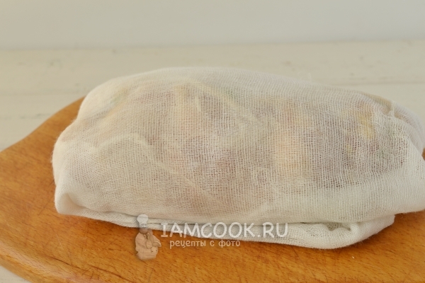 Завернуть курицу в марлю