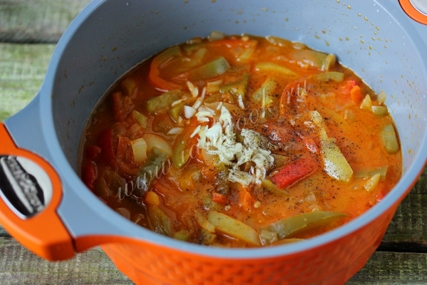 Добавить чеснок и перец