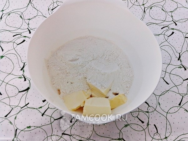 Смешать муку с маслом