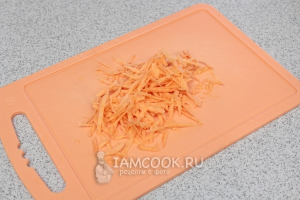 Натереть на терке морковь