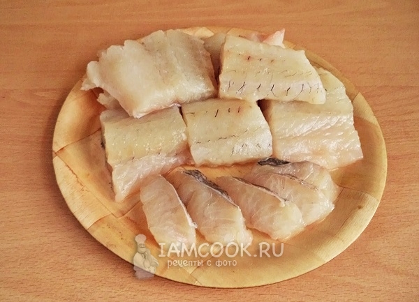 Порезать рыбу на кусочки