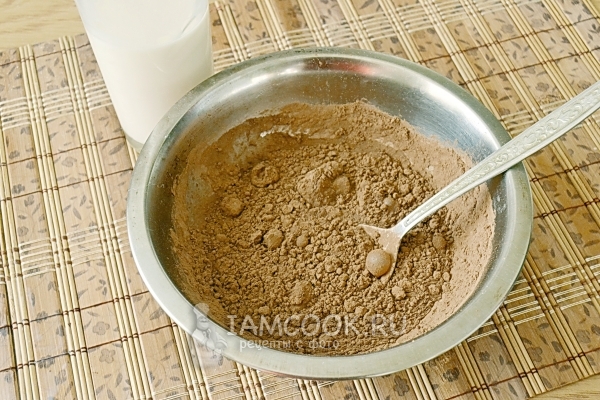Размешать молоко с порошком какао и сахаром