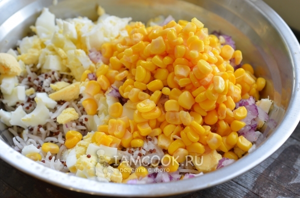 Положить кукурузу