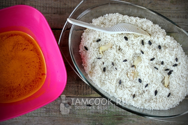 Всыпать рис и специи