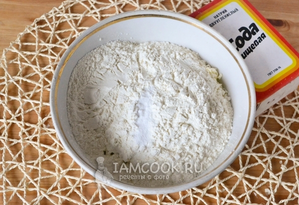 Всыпать соль и муку