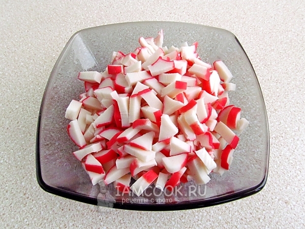 Порезать крабовые палочки