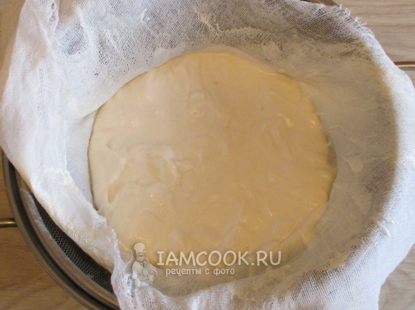 Подождать пока стечет сыворотка