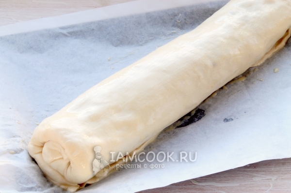 Смазать рулет яйцом с молоком