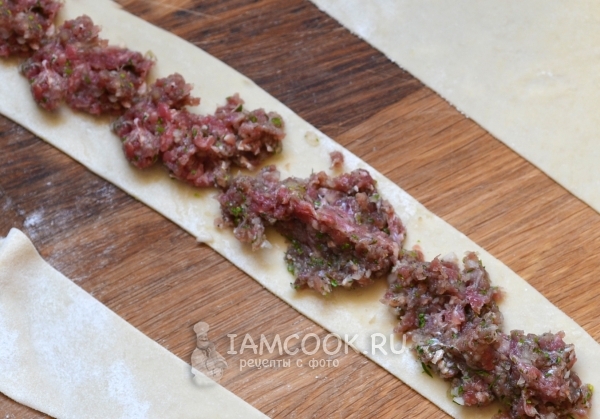 Уложить на полоску тесто фарш