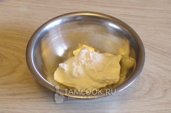 Смешать крем с сахарной пудрой