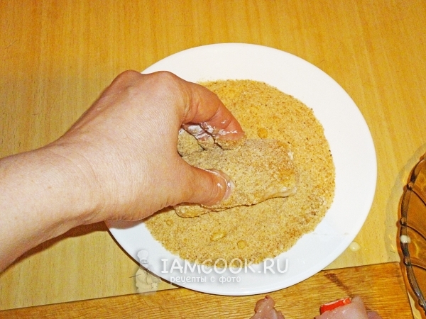 Запанировать рулетик в сухарях