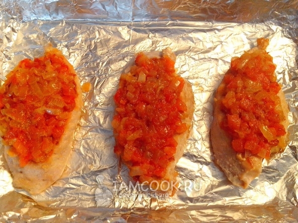 Выложить овощи на филе