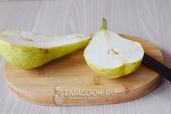 Разрезать грушу на две части