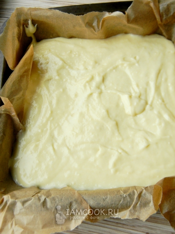 Переложить тесто на противень