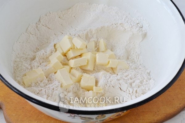 Положить масло в муку
