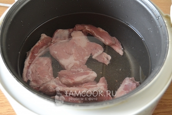 Положить мясо в воду