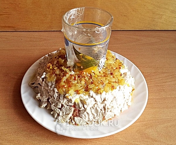 Положить слой жаренного лука