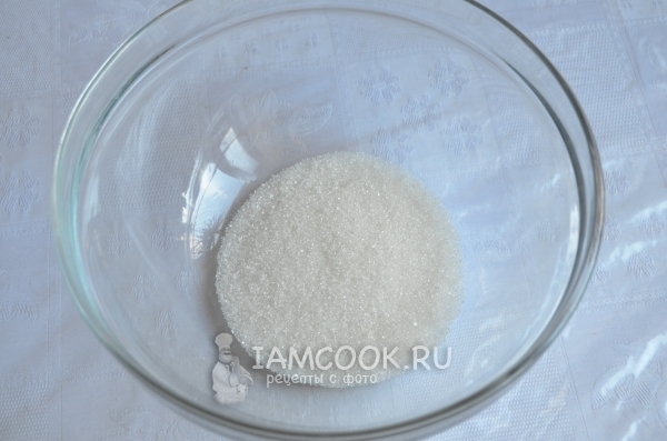Всыпать в миску сахар
