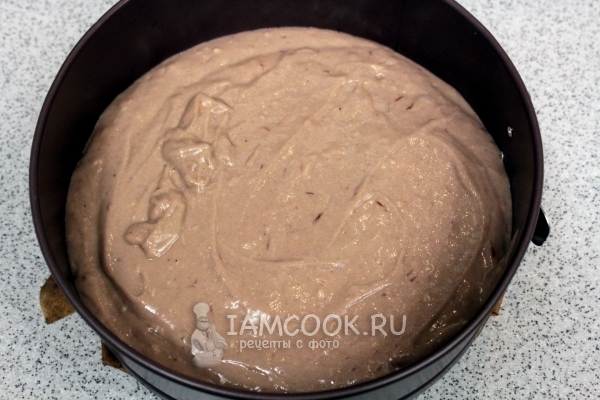 Переложить тесто в форму