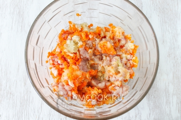 Измельчить мясо, жир, морковь и лук