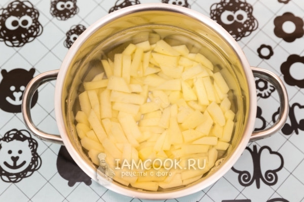 Залить картофель водой