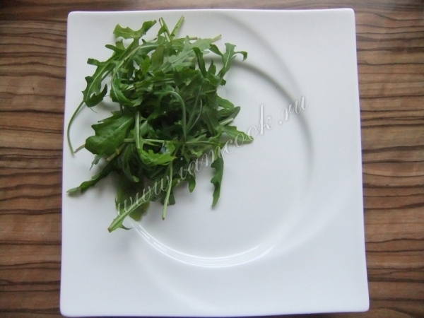 Выложить рукколу