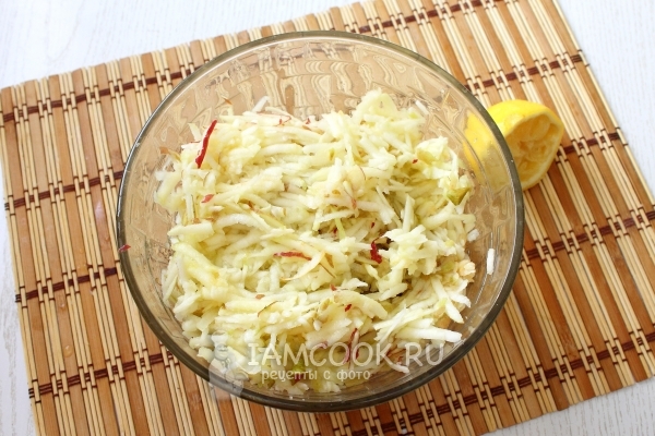 Потереть на терке яблоки